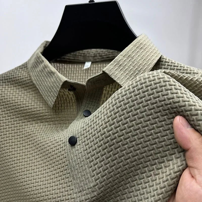 "Strukturiertes Poloshirt Herren, atmungsaktiv, modernes Design, elegant, in Blau, Grau, Khaki, Schwarz, Weiß erhältlich."