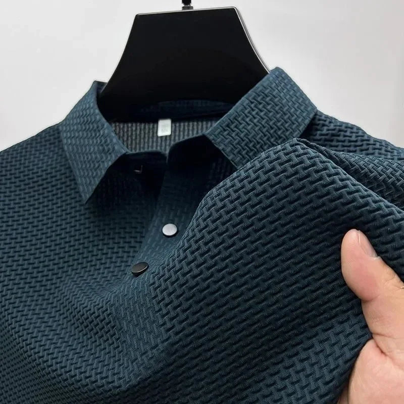 "Strukturiertes Poloshirt Herren, atmungsaktiv, modernes Design, elegant, in Blau, Grau, Khaki, Schwarz, Weiß erhältlich."