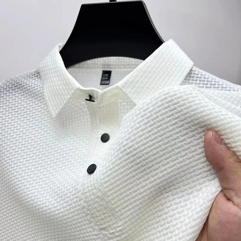 "Strukturiertes Poloshirt Herren, atmungsaktiv, modernes Design, elegant, in Blau, Grau, Khaki, Schwarz, Weiß erhältlich."