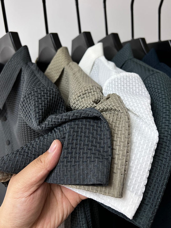 "Strukturiertes Poloshirt Herren, atmungsaktiv, modernes Design, elegant, in Blau, Grau, Khaki, Schwarz, Weiß erhältlich."