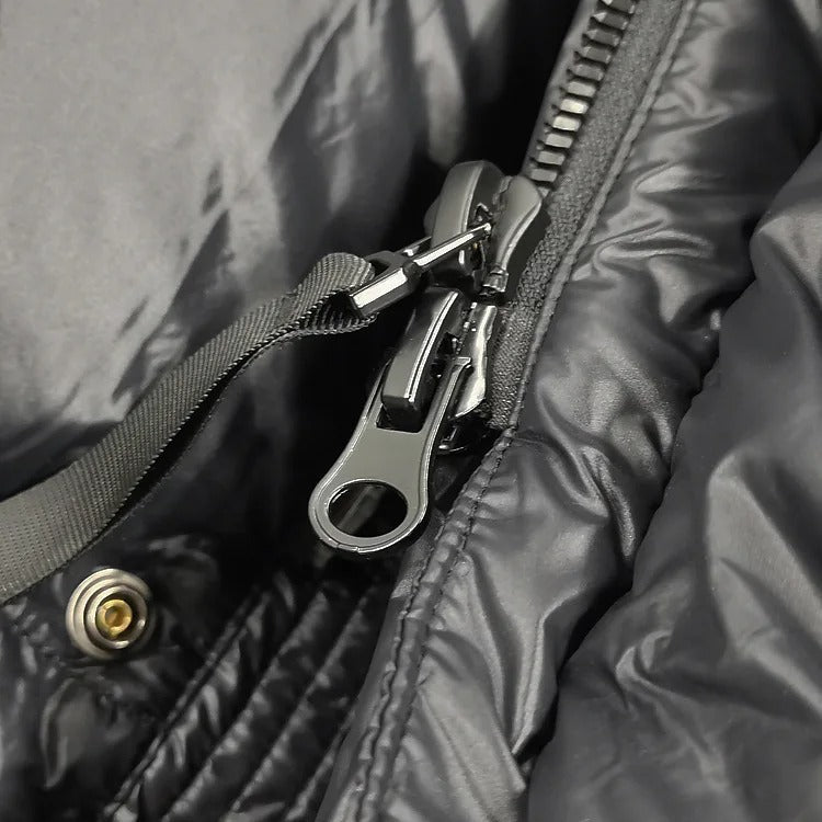 "Stylische Daunen-Winterjacke für Damen, wasserdicht, elegant, schwarze Farbe, hält warm und bietet optimalen Schutz."