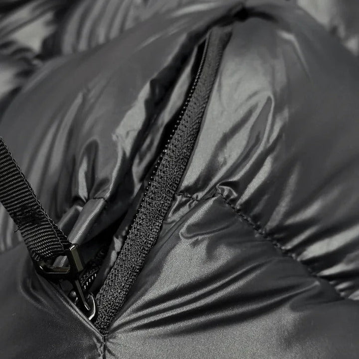 "Stylische Daunen-Winterjacke für Damen, wasserdicht, elegant, schwarze Farbe, hält warm und bietet optimalen Schutz."