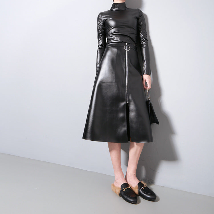 "Stylische schwarze Damenjacke mit hohem Kragen, bequemes Design, ideal für modische Herbst- und Winterlooks."