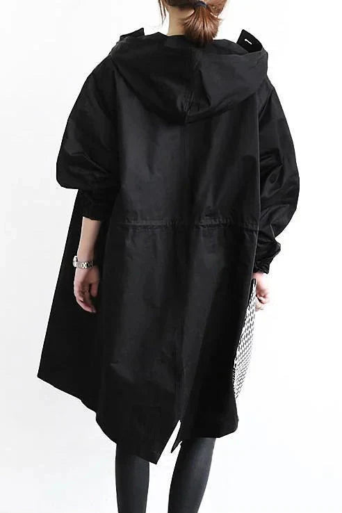 Stylischer Damen-Regenmantel mit Kapuze und übergroßer Passform, wasserabweisend und ideal für regnerische Tage.