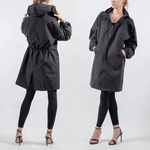 Stylischer Damen-Regenmantel mit Kapuze und übergroßer Passform, wasserabweisend und ideal für regnerische Tage.
