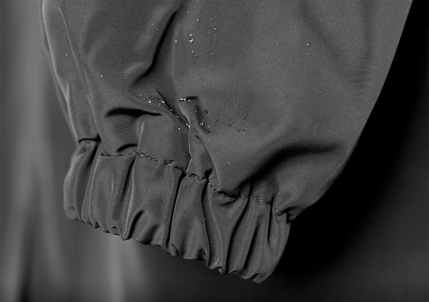 Stylischer Damen-Regenmantel mit Kapuze und übergroßer Passform, wasserabweisend und ideal für regnerische Tage.