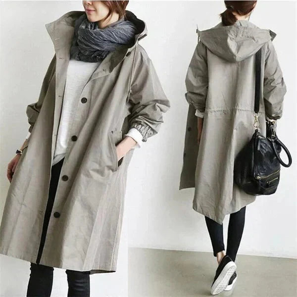 Stylischer Damen-Regenmantel mit Kapuze und übergroßer Passform, wasserabweisend und ideal für regnerische Tage.
