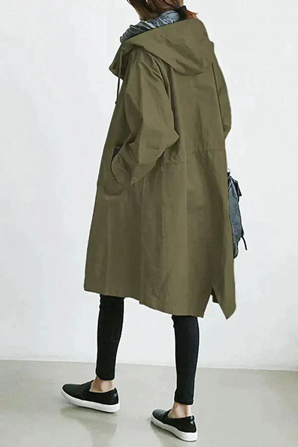 Stylischer Damen-Regenmantel mit Kapuze und übergroßer Passform, wasserabweisend und ideal für regnerische Tage.