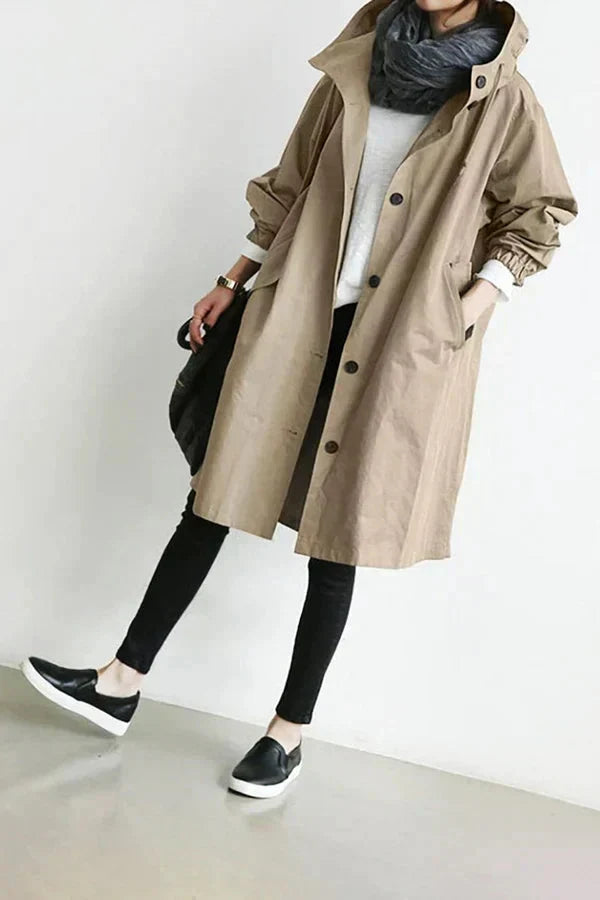 Stylischer Damen-Regenmantel mit Kapuze und übergroßer Passform, wasserabweisend und ideal für regnerische Tage.
