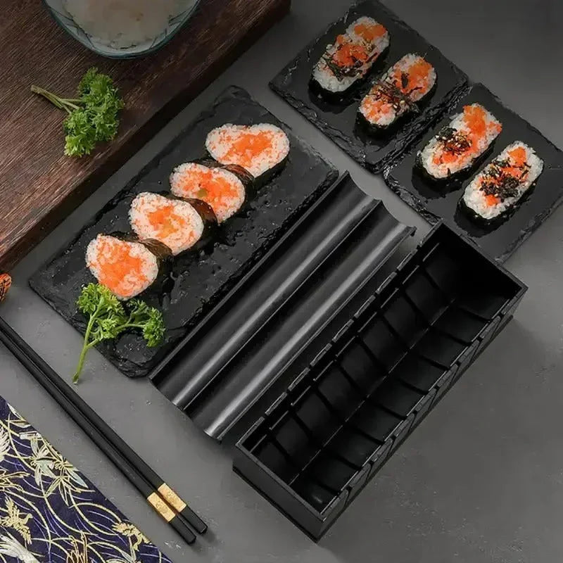 "Sushi Rollen Set aus Holz und Kunststoff, ideal für Anfänger, umfasst Schablonen und Schneidwerkzeuge für perfekte Sushi."