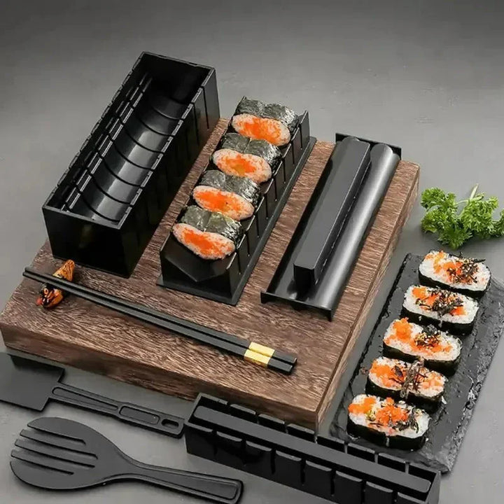 "Sushi Rollen Set aus Holz und Kunststoff, ideal für Anfänger, umfasst Schablonen und Schneidwerkzeuge für perfekte Sushi."