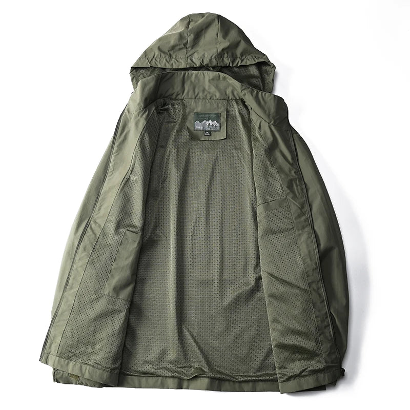 "Taktische wasserdichte Herrenjacke, robustes Design, abnehmbare Kapuze, atmungsaktiv, ideal für Outdoor-Abenteuer."