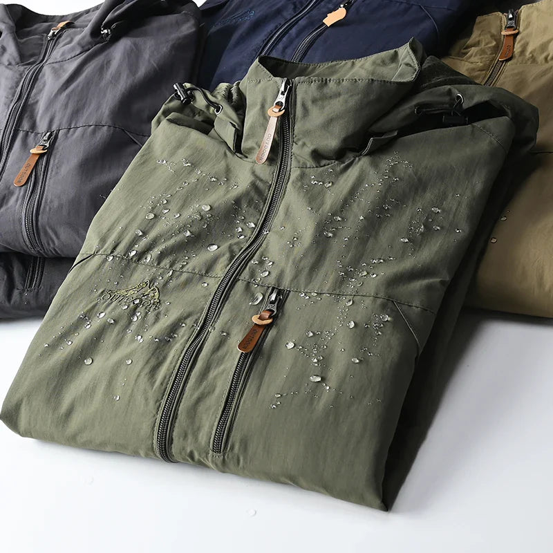 "Taktische wasserdichte Herrenjacke, robustes Design, abnehmbare Kapuze, atmungsaktiv, ideal für Outdoor-Abenteuer."