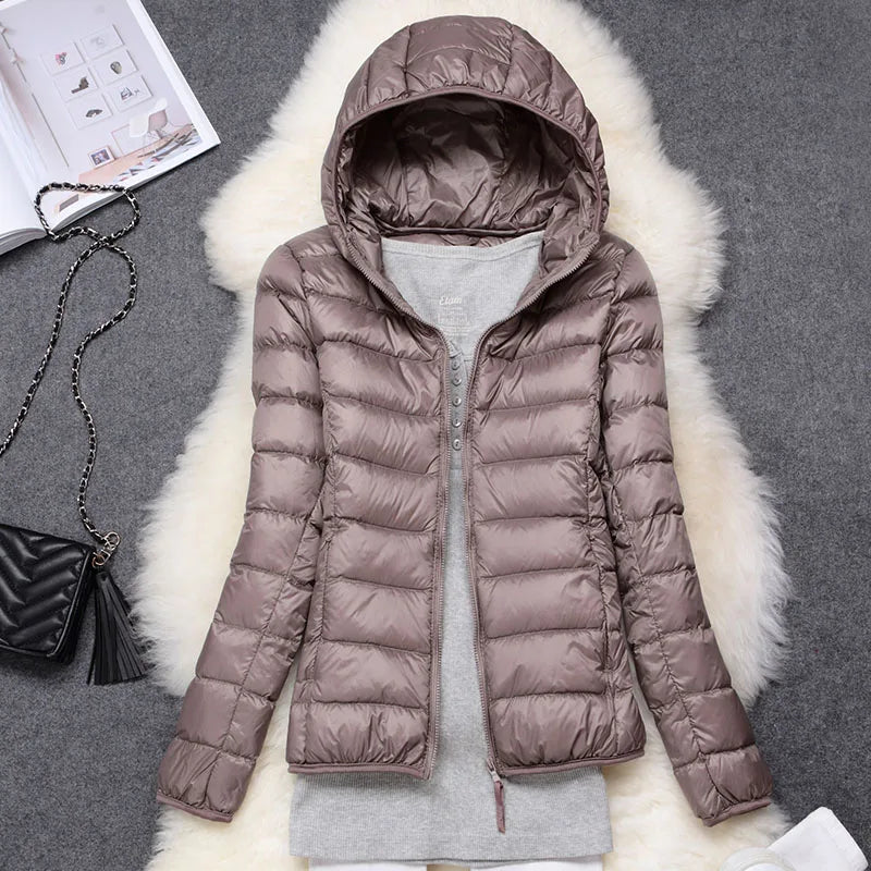 "Taupe Damen Daunenjacke mit Kapuze, ultraleicht, lange Ärmel, ideal für kalte Tage, tragbar, stylisch und isolierend."