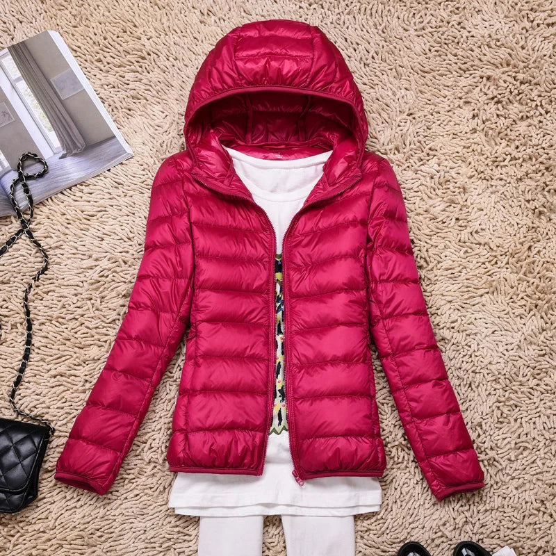 "Taupe Damen Daunenjacke mit Kapuze, ultraleicht, lange Ärmel, ideal für kalte Tage, tragbar, stylisch und isolierend."