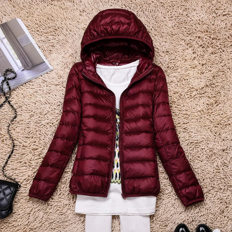 "Taupe Damen Daunenjacke mit Kapuze, ultraleicht, lange Ärmel, ideal für kalte Tage, tragbar, stylisch und isolierend."