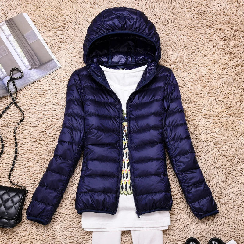 "Taupe Damen Daunenjacke mit Kapuze, ultraleicht, lange Ärmel, ideal für kalte Tage, tragbar, stylisch und isolierend."