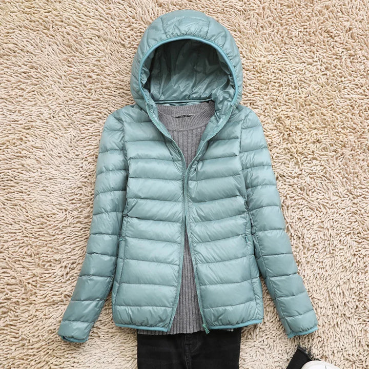 "Taupe Damen Daunenjacke mit Kapuze, ultraleicht, lange Ärmel, ideal für kalte Tage, tragbar, stylisch und isolierend."