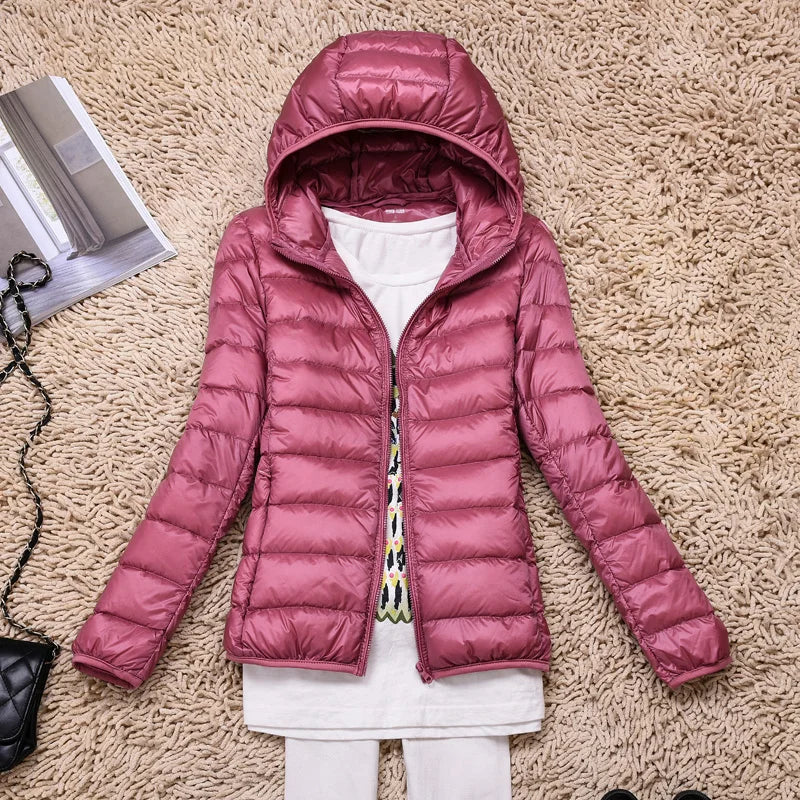 "Taupe Damen Daunenjacke mit Kapuze, ultraleicht, lange Ärmel, ideal für kalte Tage, tragbar, stylisch und isolierend."