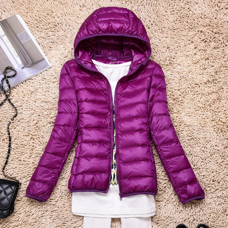 "Taupe Damen Daunenjacke mit Kapuze, ultraleicht, lange Ärmel, ideal für kalte Tage, tragbar, stylisch und isolierend."