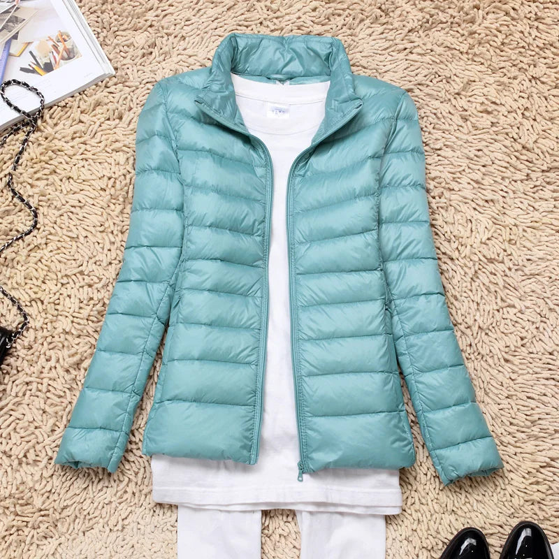"Taupe Damen Daunenjacke mit Kapuze, ultraleicht, lange Ärmel, ideal für kalte Tage, tragbar, stylisch und isolierend."