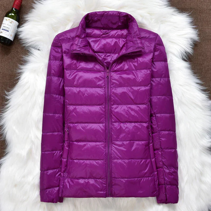 "Taupe Damen Daunenjacke mit Kapuze, ultraleicht, lange Ärmel, ideal für kalte Tage, tragbar, stylisch und isolierend."