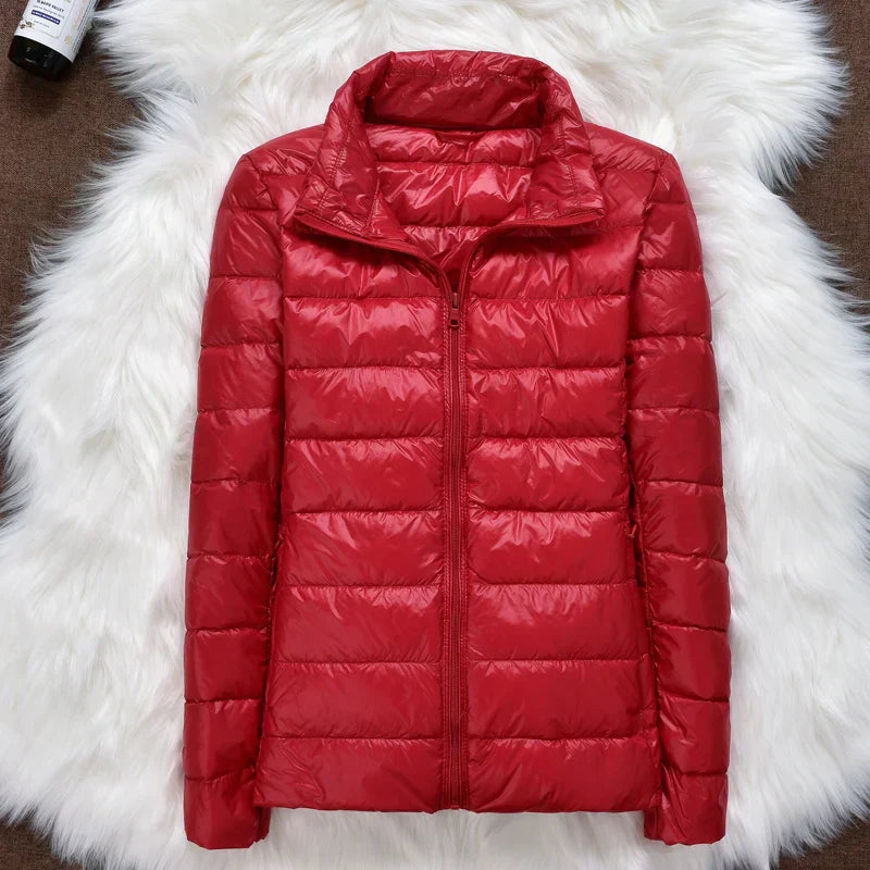 "Taupe Damen Daunenjacke mit Kapuze, ultraleicht, lange Ärmel, ideal für kalte Tage, tragbar, stylisch und isolierend."