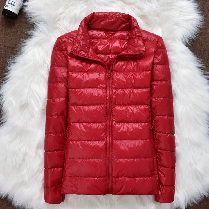 "Taupe Damen Daunenjacke mit Kapuze, ultraleicht, lange Ärmel, ideal für kalte Tage, tragbar, stylisch und isolierend."