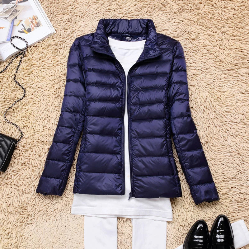 "Taupe Damen Daunenjacke mit Kapuze, ultraleicht, lange Ärmel, ideal für kalte Tage, tragbar, stylisch und isolierend."