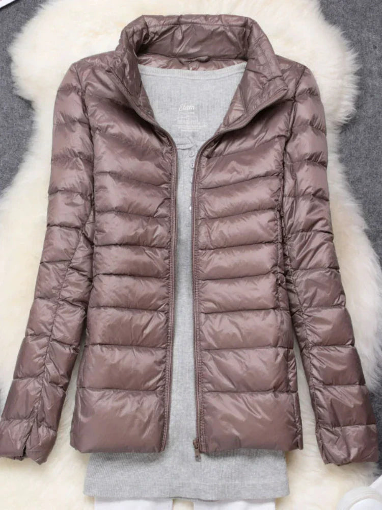 "Taupe Damen Daunenjacke mit Kapuze, ultraleicht, lange Ärmel, ideal für kalte Tage, tragbar, stylisch und isolierend."
