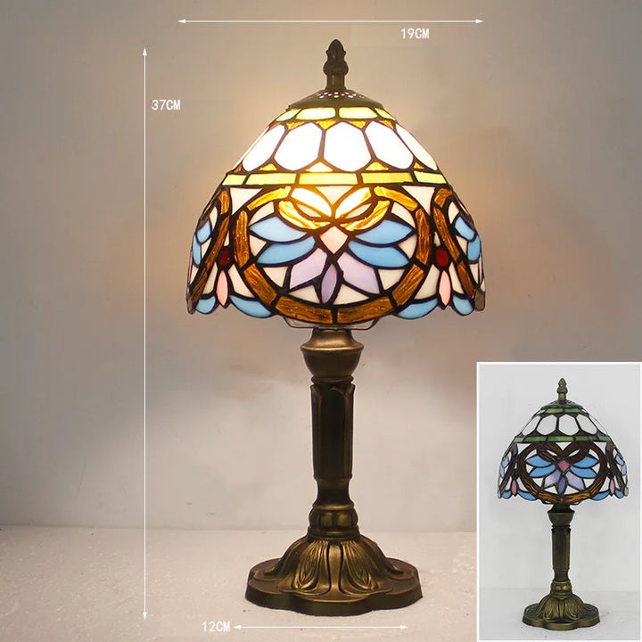 "Tiffany Tischlampe mit farbigem Glas und flexiblem Schwanenhals, ideal für eine warme und gemütliche Wohnatmosphäre."
