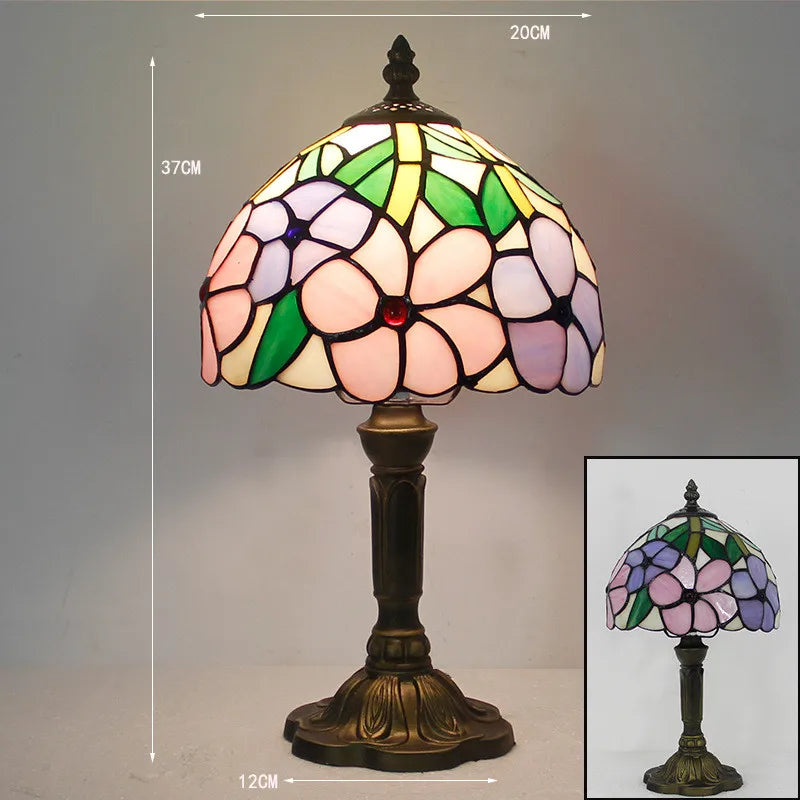 "Tiffany Tischlampe mit farbigem Glas und flexiblem Schwanenhals, ideal für eine warme und gemütliche Wohnatmosphäre."