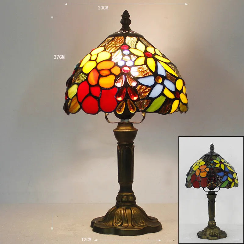 "Tiffany Tischlampe mit farbigem Glas und flexiblem Schwanenhals, ideal für eine warme und gemütliche Wohnatmosphäre."