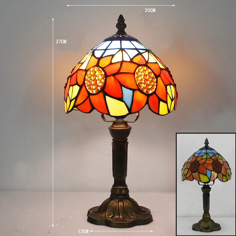 "Tiffany Tischlampe mit farbigem Glas und flexiblem Schwanenhals, ideal für eine warme und gemütliche Wohnatmosphäre."