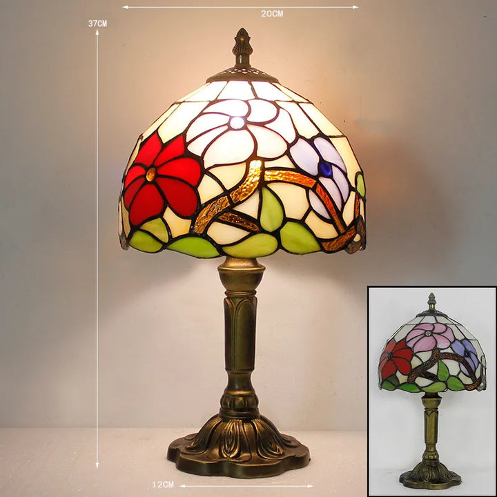 "Tiffany Tischlampe mit farbigem Glas und flexiblem Schwanenhals, ideal für eine warme und gemütliche Wohnatmosphäre."