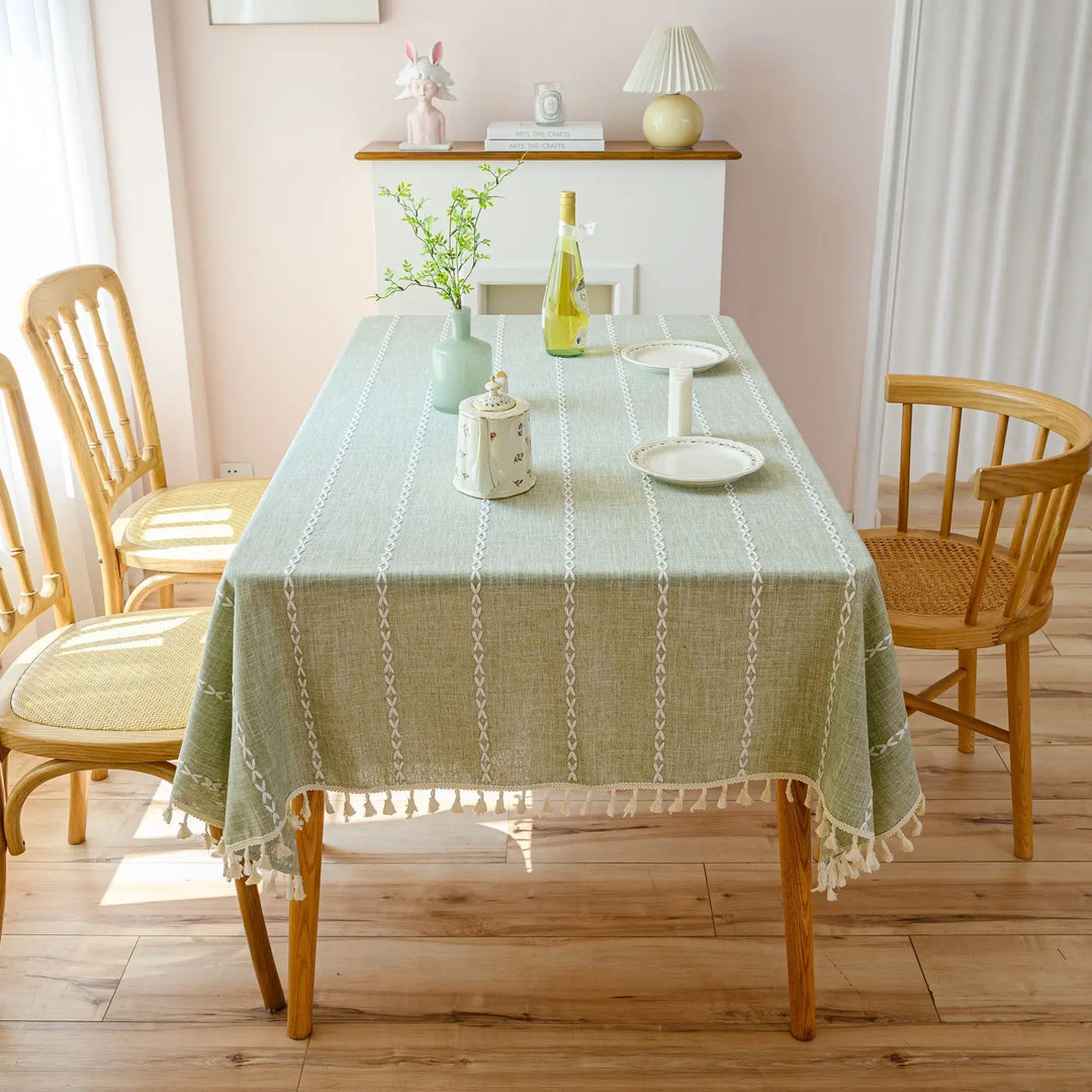 "Tischtuch aus Baumwoll-Leinen mit Quasten, rechteckig, in Armeegrün, elegantes Design für stilvolle Tischdekoration."