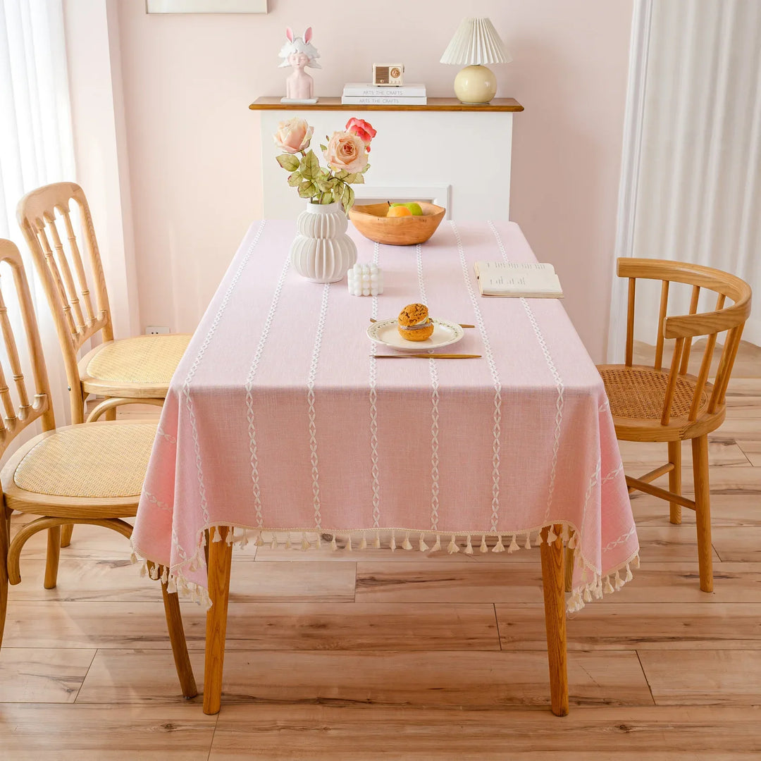 "Tischtuch aus Baumwoll-Leinen mit Quasten, rechteckig, in Armeegrün, elegantes Design für stilvolle Tischdekoration."