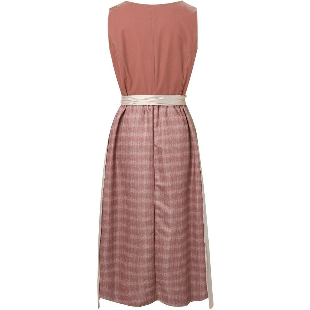 "Traditionelles Damen-Trachtenkleid mit quadratischem Ausschnitt, bayerische Eleganz, ideales Oktoberfest-Outfit, Midi-Länge.