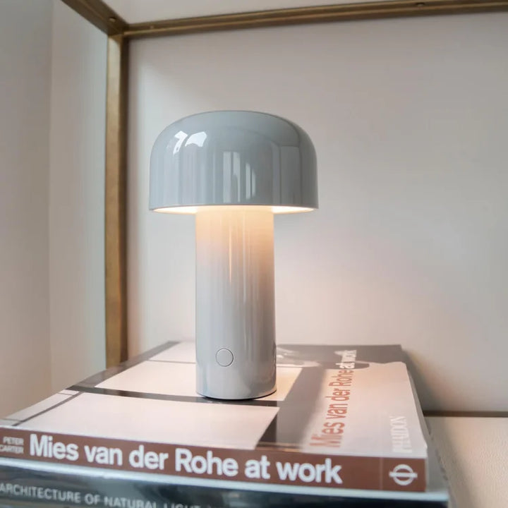 "Tragbare LED Tischlampe in Pilzform mit dreifarbiger Dimmfunktion, moderne Ästhetik, ideal für stilvolle Beleuchtung."