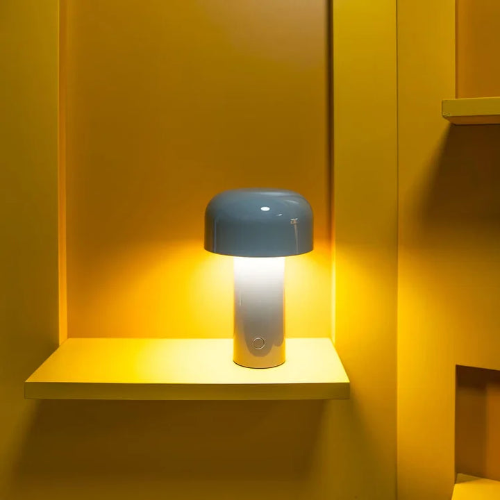 "Tragbare LED Tischlampe in Pilzform mit dreifarbiger Dimmfunktion, moderne Ästhetik, ideal für stilvolle Beleuchtung."