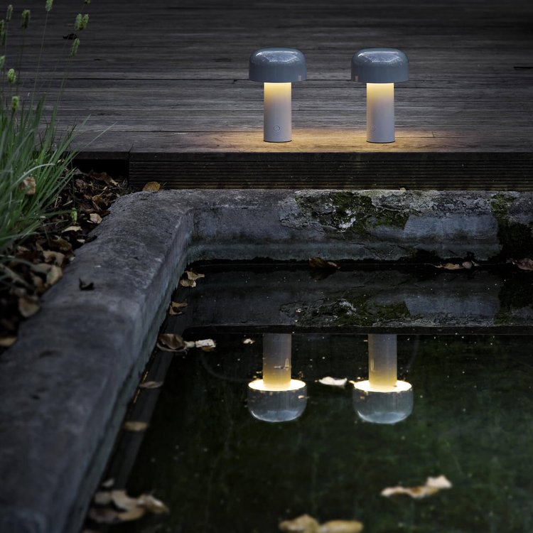 "Tragbare LED Tischlampe in Pilzform mit dreifarbiger Dimmfunktion, moderne Ästhetik, ideal für stilvolle Beleuchtung."
