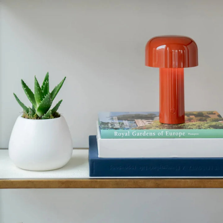 "Tragbare LED Tischlampe in Pilzform mit dreifarbiger Dimmfunktion, moderne Ästhetik, ideal für stilvolle Beleuchtung."