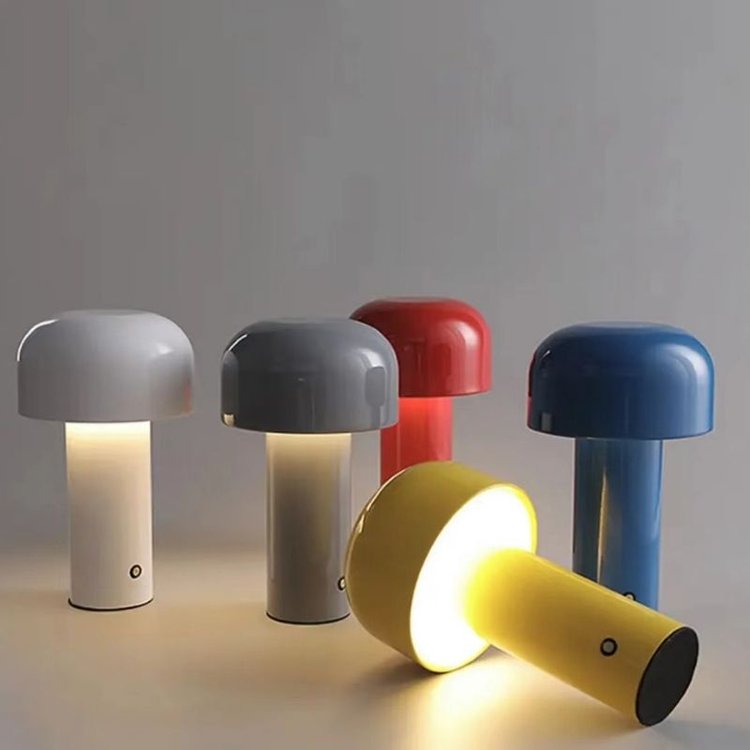 "Tragbare LED Tischlampe in Pilzform mit dreifarbiger Dimmfunktion, moderne Ästhetik, ideal für stilvolle Beleuchtung."