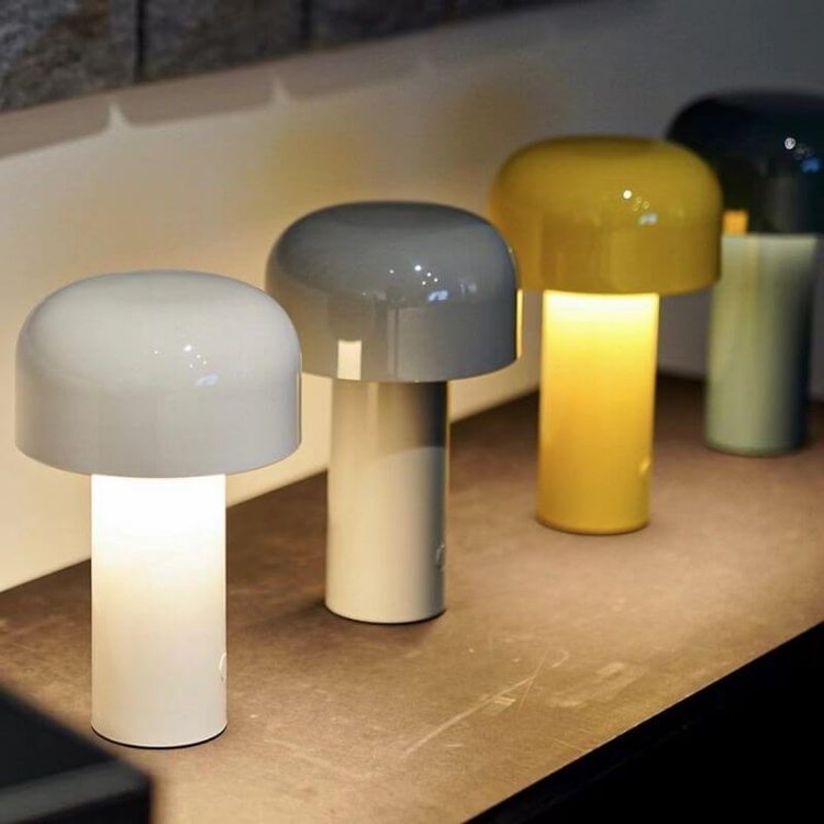 "Tragbare LED Tischlampe in Pilzform mit dreifarbiger Dimmfunktion, moderne Ästhetik, ideal für stilvolle Beleuchtung."