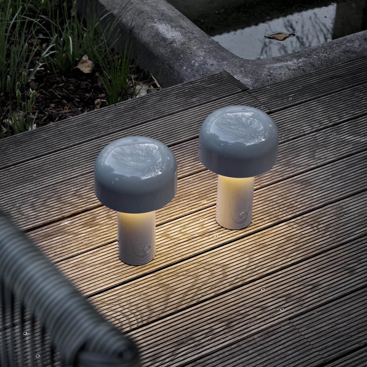"Tragbare LED Tischlampe in Pilzform mit dreifarbiger Dimmfunktion, moderne Ästhetik, ideal für stilvolle Beleuchtung."