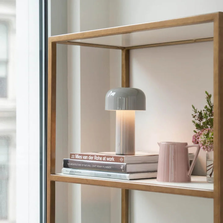 "Tragbare LED Tischlampe in Pilzform mit dreifarbiger Dimmfunktion, moderne Ästhetik, ideal für stilvolle Beleuchtung."