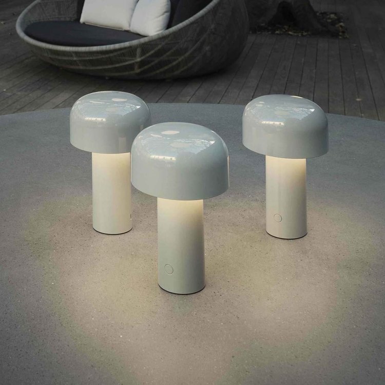 "Tragbare LED Tischlampe in Pilzform mit dreifarbiger Dimmfunktion, moderne Ästhetik, ideal für stilvolle Beleuchtung."
