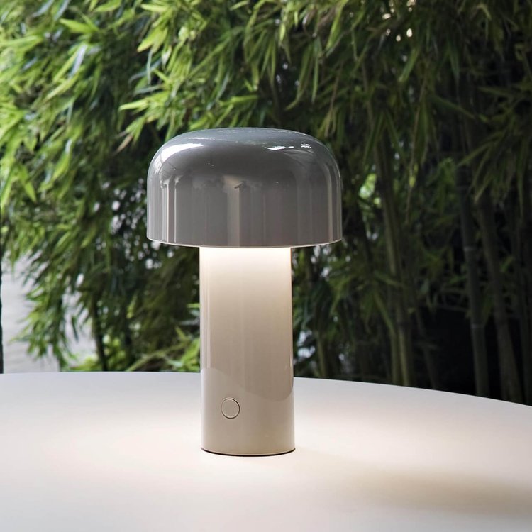 "Tragbare LED Tischlampe in Pilzform mit dreifarbiger Dimmfunktion, moderne Ästhetik, ideal für stilvolle Beleuchtung."