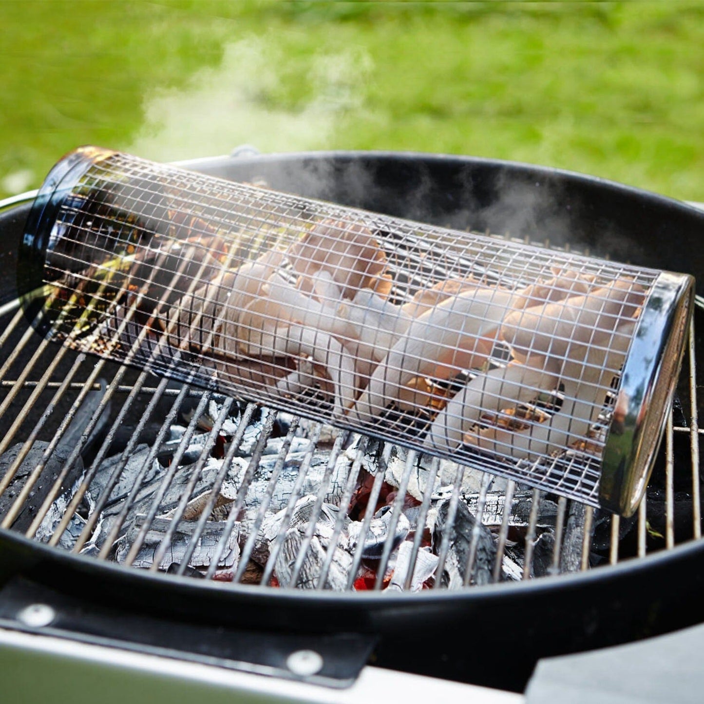 "Tragbarer Edelstahl-Grillkorb mit abgerundeten Kanten, ideal für Gemüse und Grillgut, spülmaschinenfest."