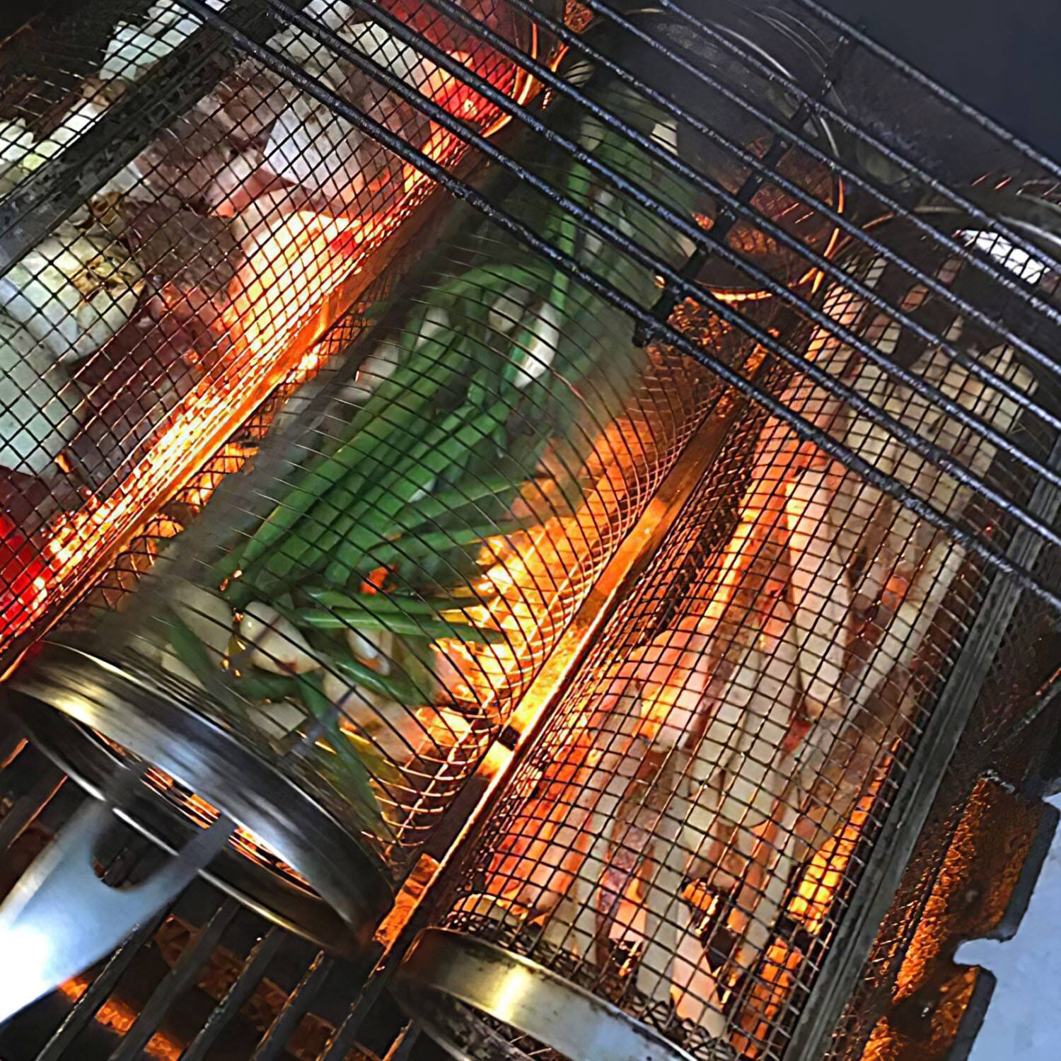 "Tragbarer Edelstahl-Grillkorb mit abgerundeten Kanten, ideal für Gemüse und Grillgut, spülmaschinenfest."